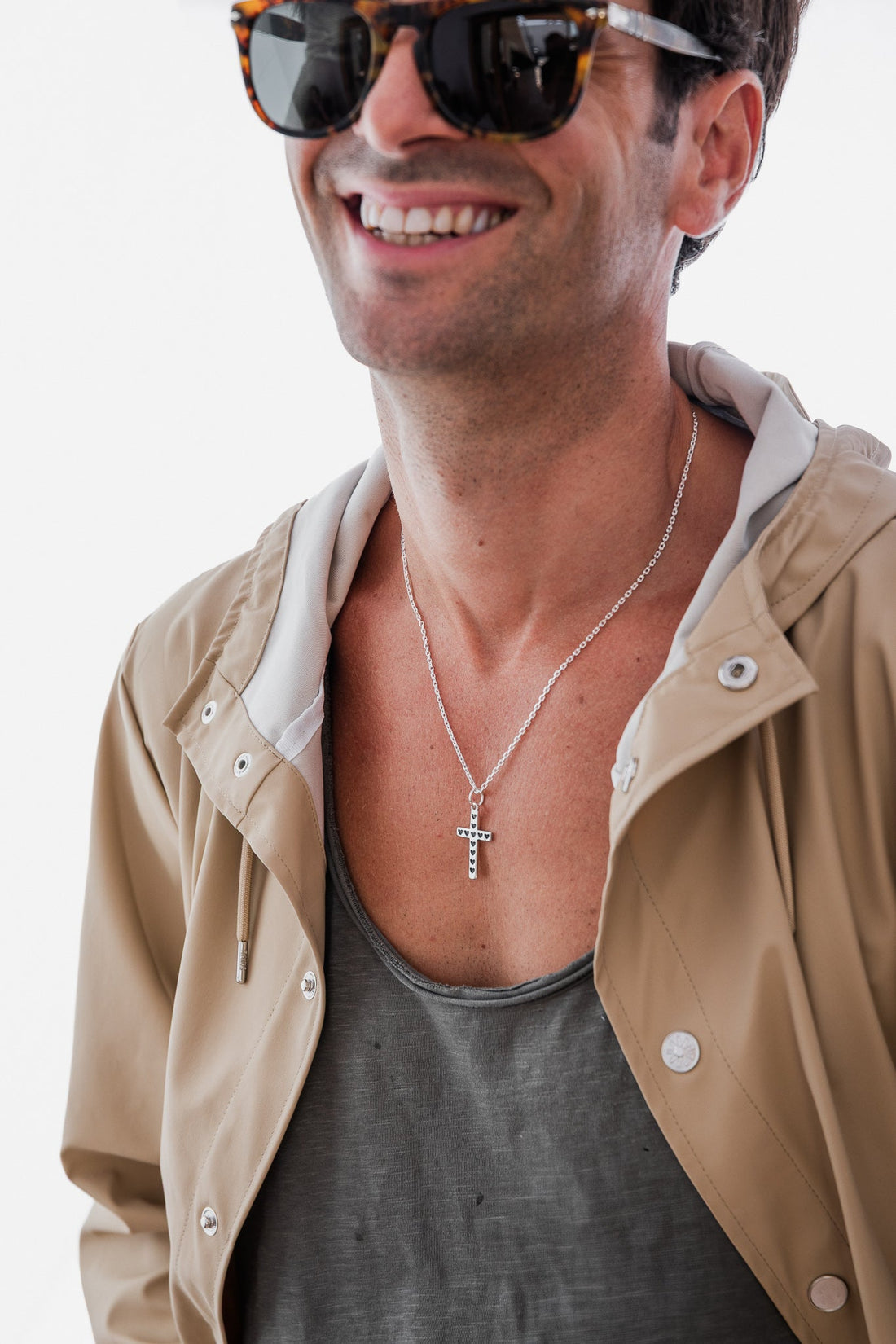 Joyas para hombre de plata: guía completa para entender estilo y tendencias